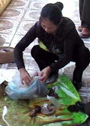 Bà[-]Nguyễn[-]Thị[-]Síu[-]bị[-]bắt[-]quả[-]tang[-]đang[-]bán[-]thịt[-]khỉ.